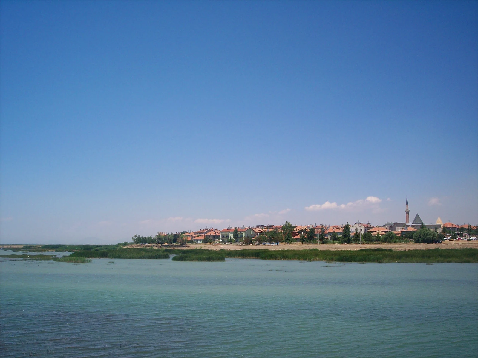 Beyşehir Gölü üzerinden Beyşehir kıyısına bakış