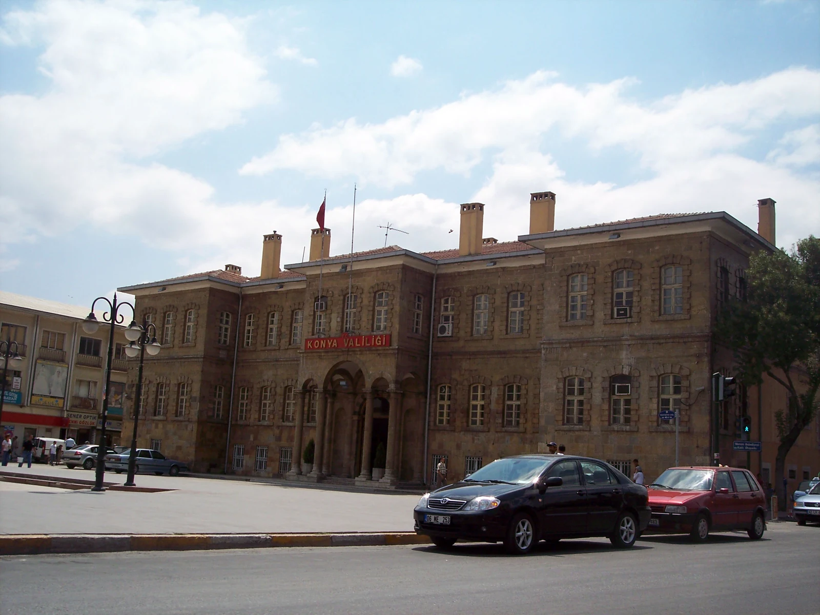 Konya Hükümet Konağı’nın taş cephesi, kemerli sütunlu ana girişi ve önündeki cadde